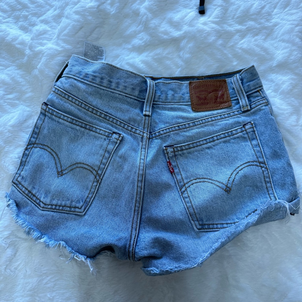 such cute levi jean shorts